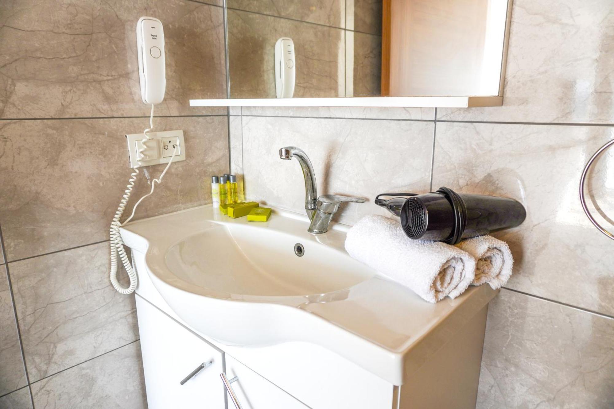 Ni Marin Hotel Milas Bagian luar foto